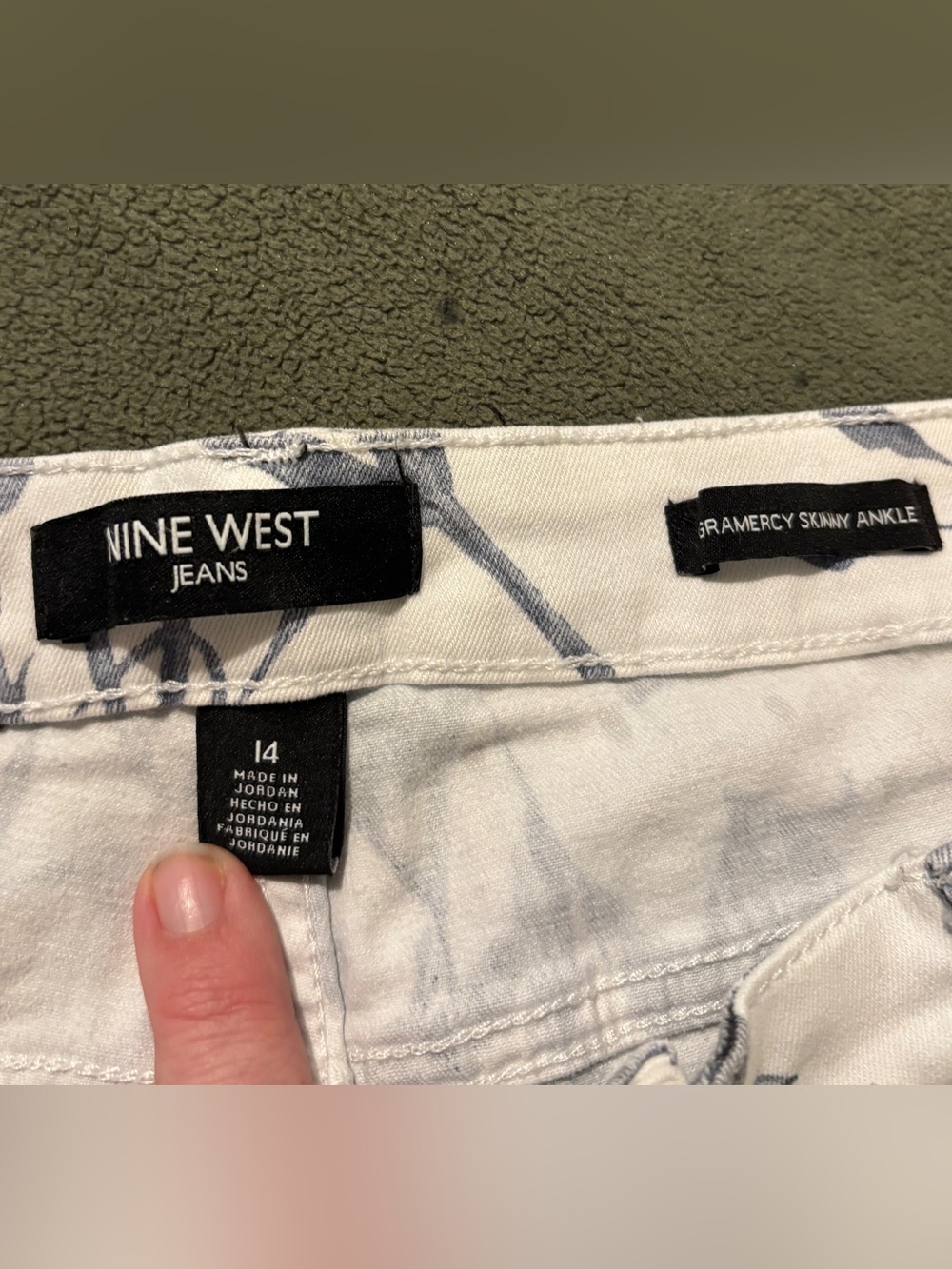 Nine West Gramercy Skinny Ankle White Jeans with Gray Floral Accent Size 14 - Picture 3 of 13